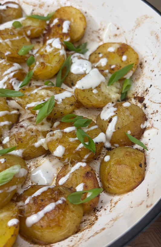 Ropogós sült újkrumpli öntöttvas edényben - mennyei önmagában és köretként is! 🍟