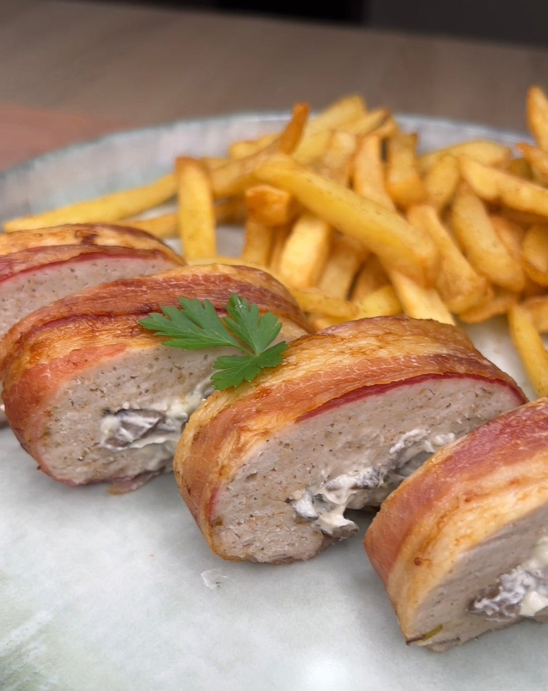 Baconbe tekert csirkemell gombás töltelékkel