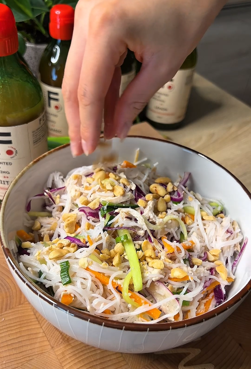 🥗 Tépett csirkés, zöldséges rizstésztasaláta